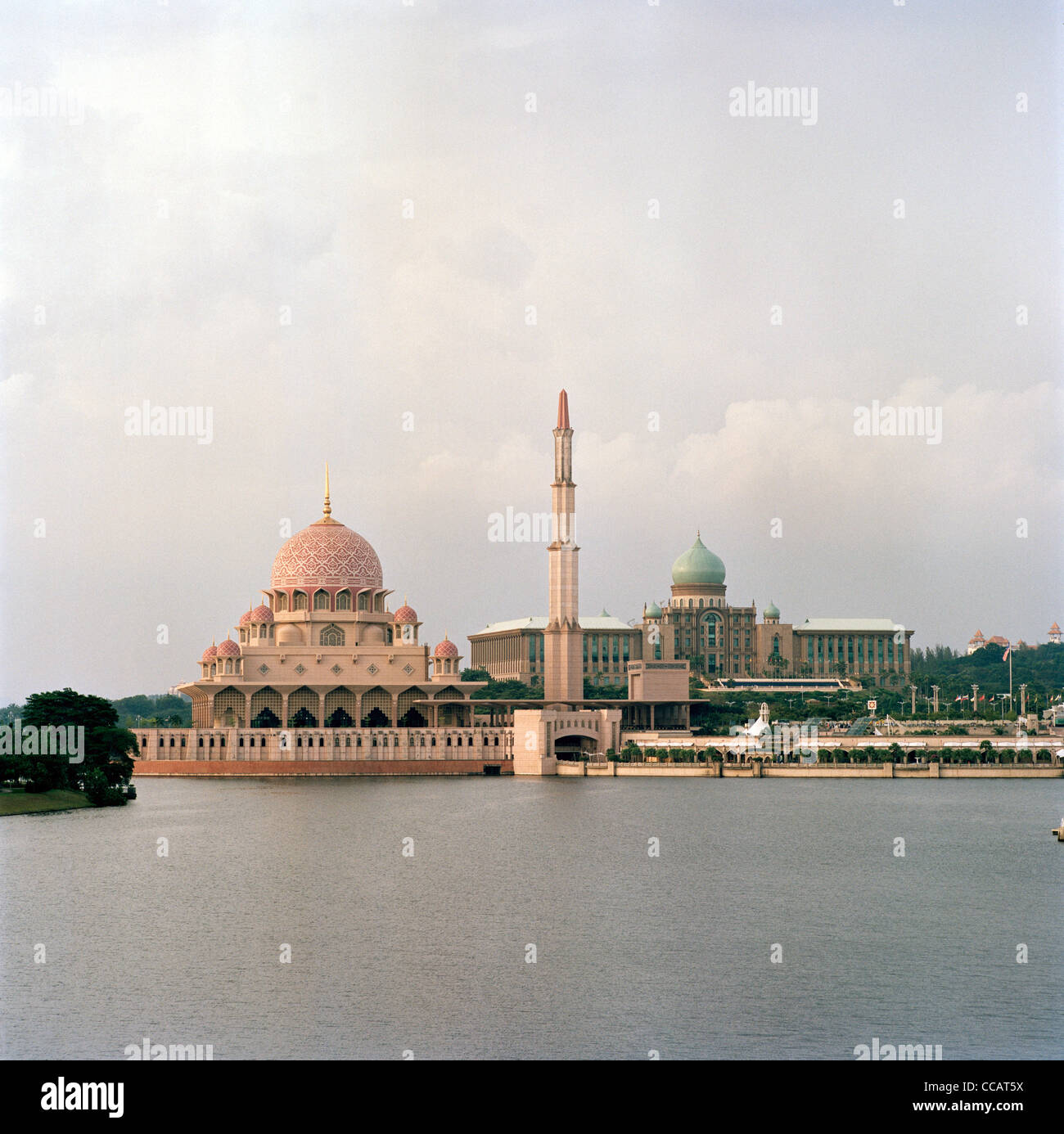 Fotografia di viaggio - Moschea Putrajaya edificio in Putrajaya a Kuala Lumpur in Malesia in Medio Oriente asiatico. Architettura moderna Foto Stock