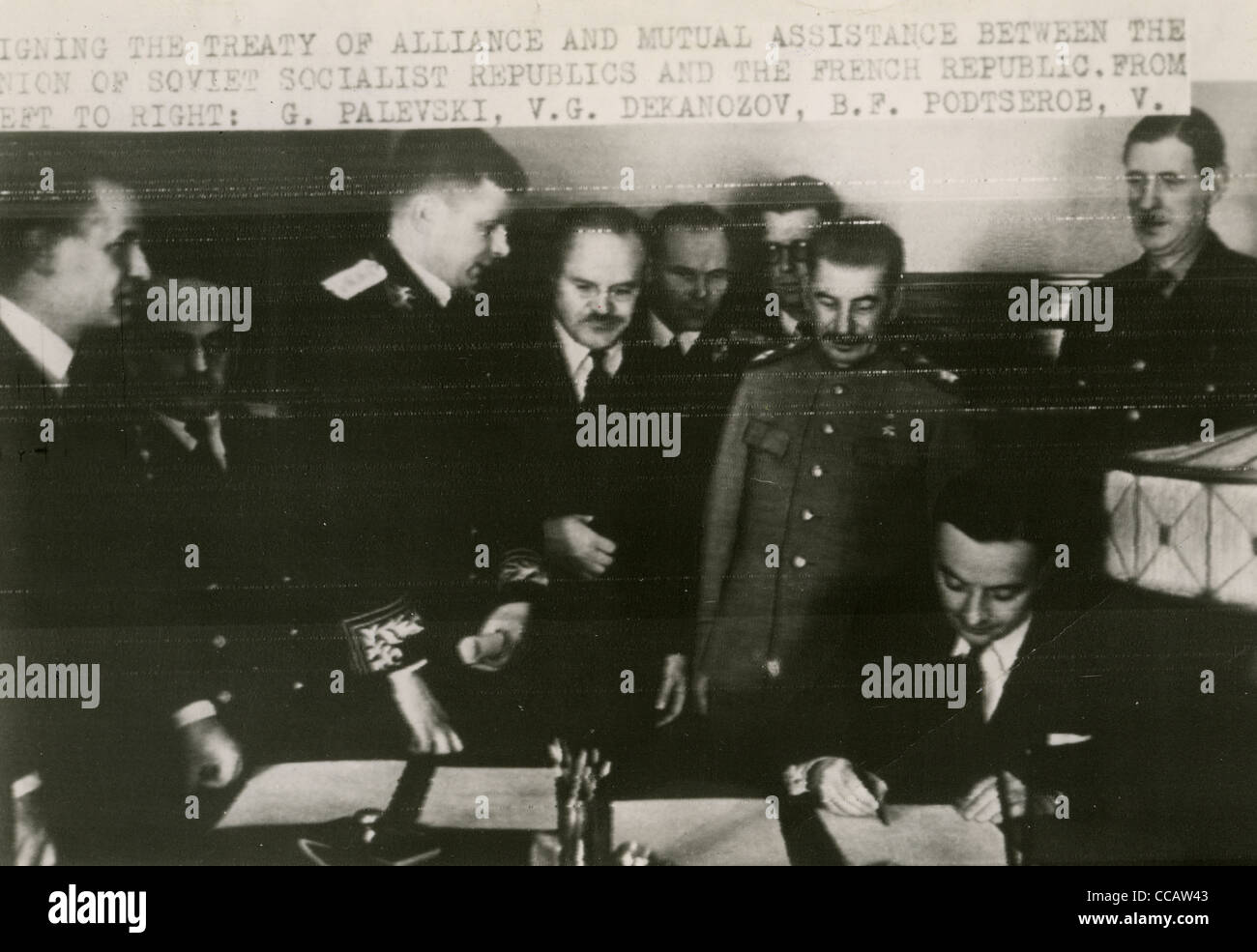 Il francese-sovietico di trattato di alleanza 1944 - Stalin, Molotov e a destra Charles de Gaulle guarda la firma in un radioed foto Foto Stock