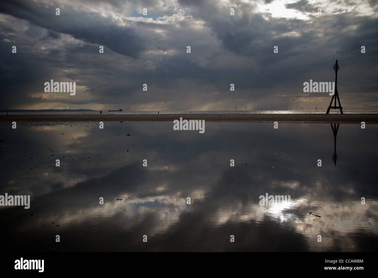 Marcatore di canale a Crosby beach sul Mersey estuario Foto Stock