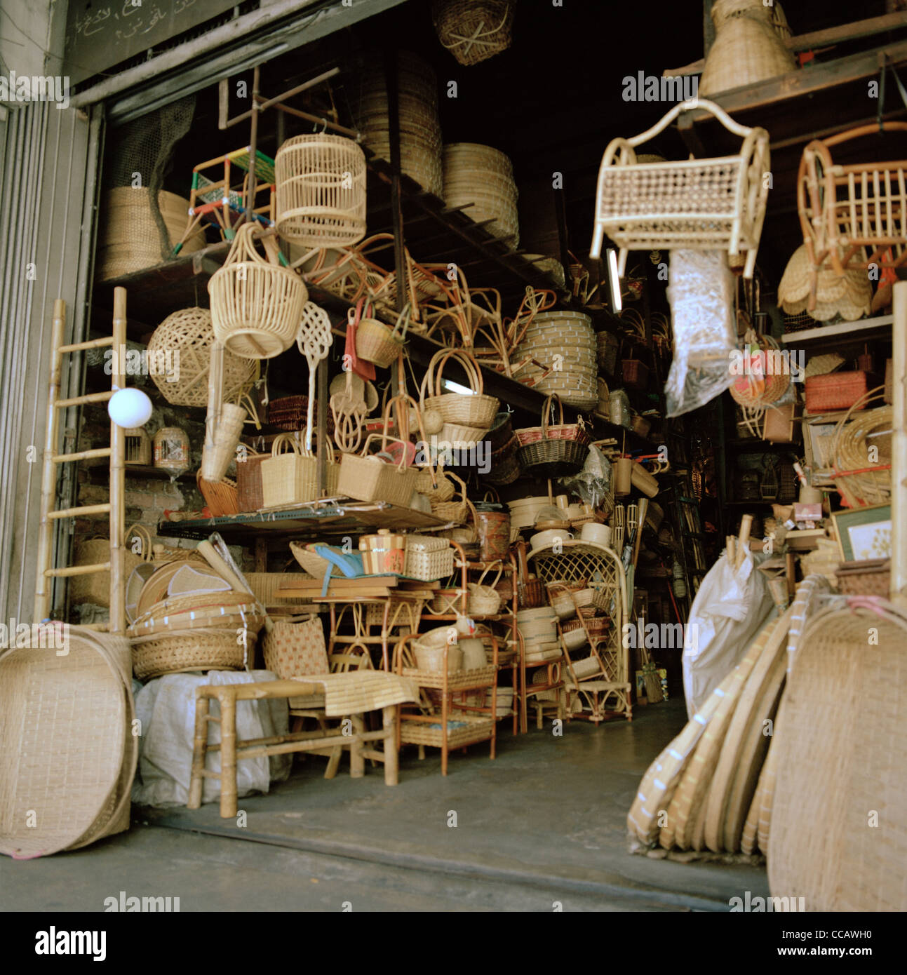 Fotografia documentaria - negozio di vimini a Kuala Lumpur in Malesia nel sud-est asiatico in Estremo Oriente. Il consumismo Retail Shopping Basket cestelli Foto Stock