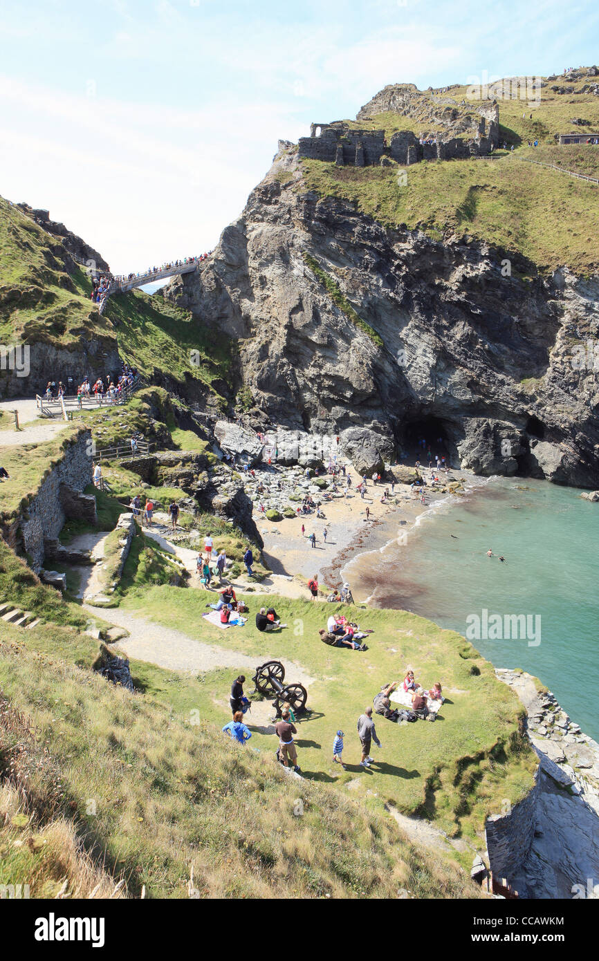 Visitatori sulla North Cornish Coast a Tintagel Castle su una giornata d'estate Foto Stock