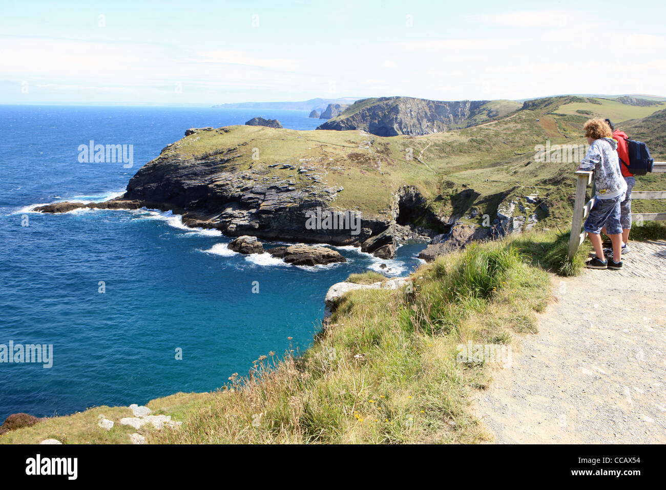 Visitatori sulla North Cornish Coast a Tintagel Castle su una giornata d'estate Foto Stock