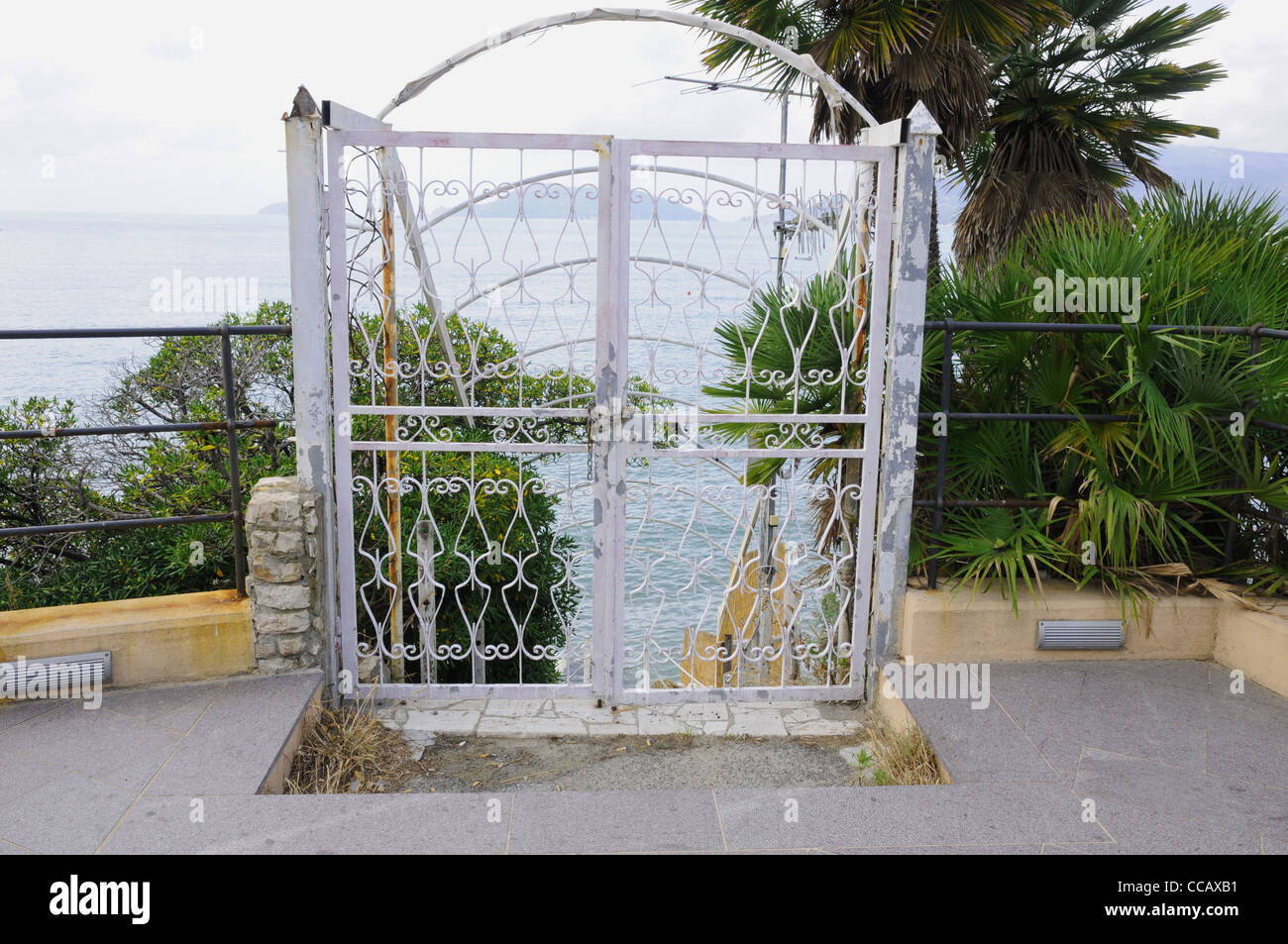 White cancellata in ferro battuto, cercando di tutto il golfo dei Poeti, Lerici, Liguria, Italia Foto Stock