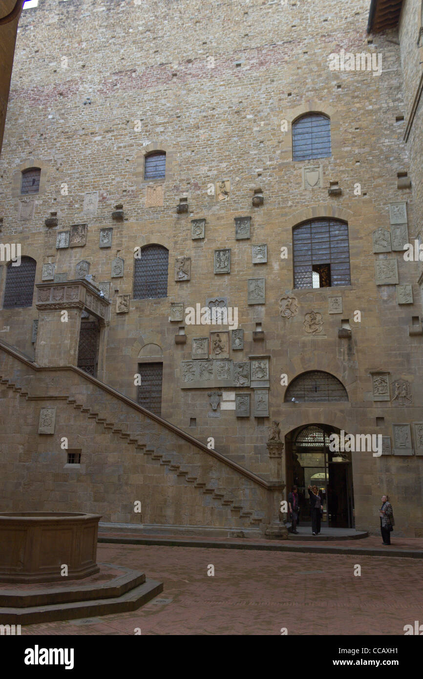 Cortile interno e sulla scalinata del Palazzo del Bargello Foto Stock