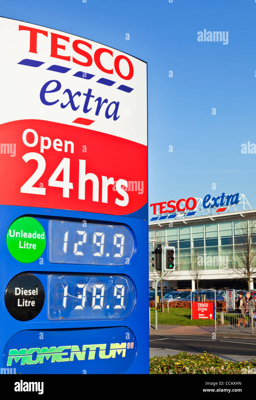 Distributore di benzina uk Tesco extra aperto 24 ore su 24 distributore di benzina segno lungo eaton centro città derbyshire Inghilterra UK GB Europa Foto Stock