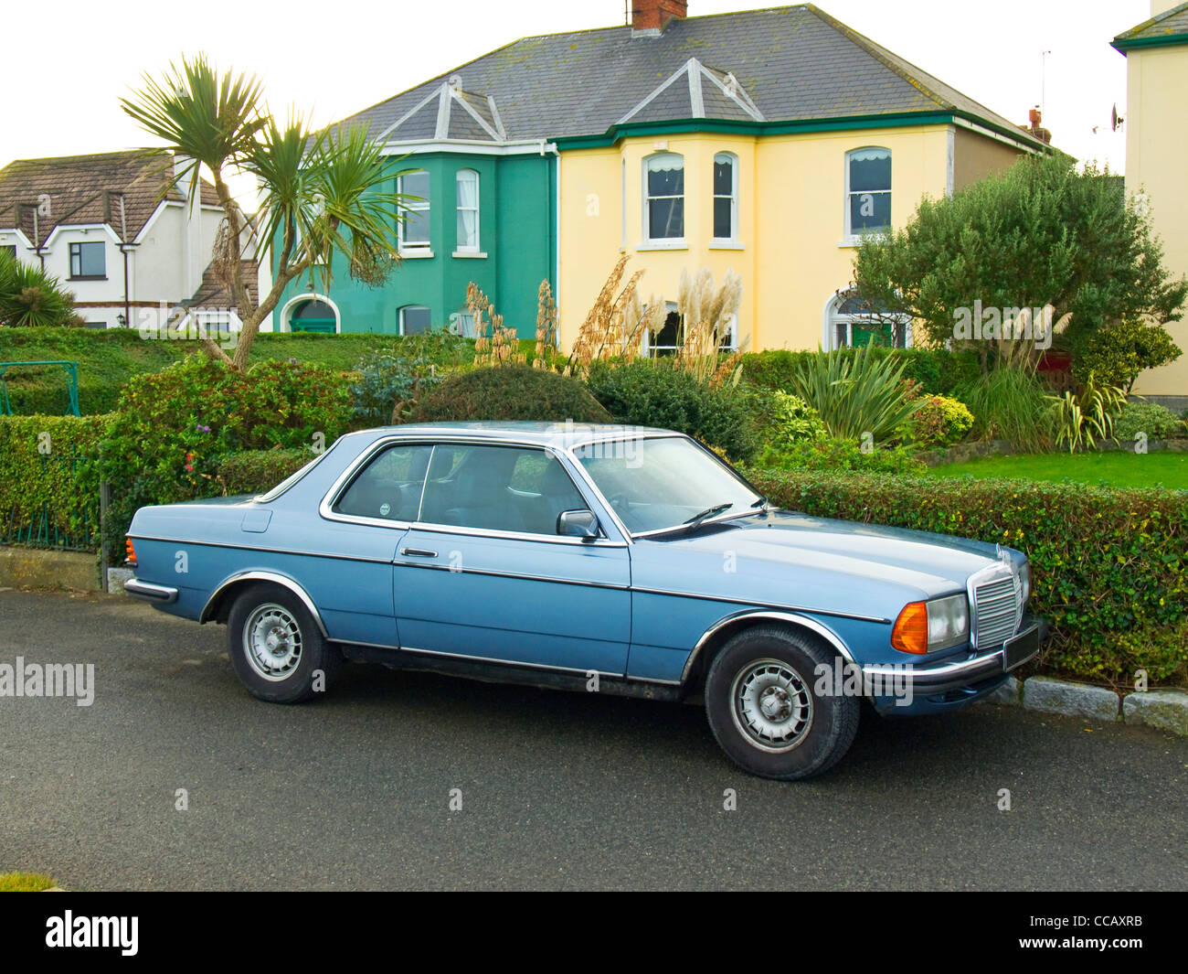 Un 1985 marchi Mercedes Benz 230 CE berlina in ottime condizioni esterne Foto Stock