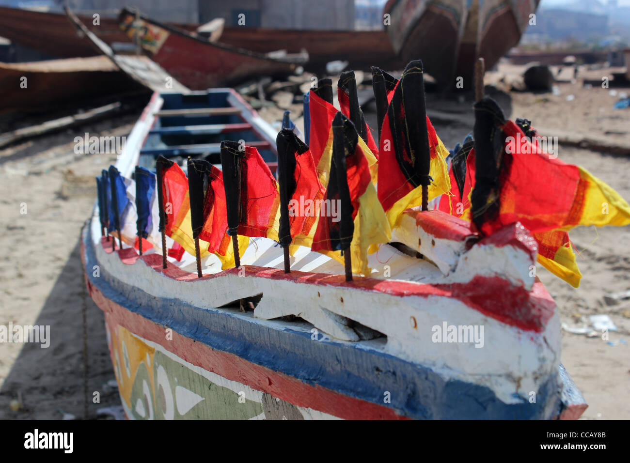 Barche sulla spiaggia a taji villaggio di pescatori Gambia Foto Stock