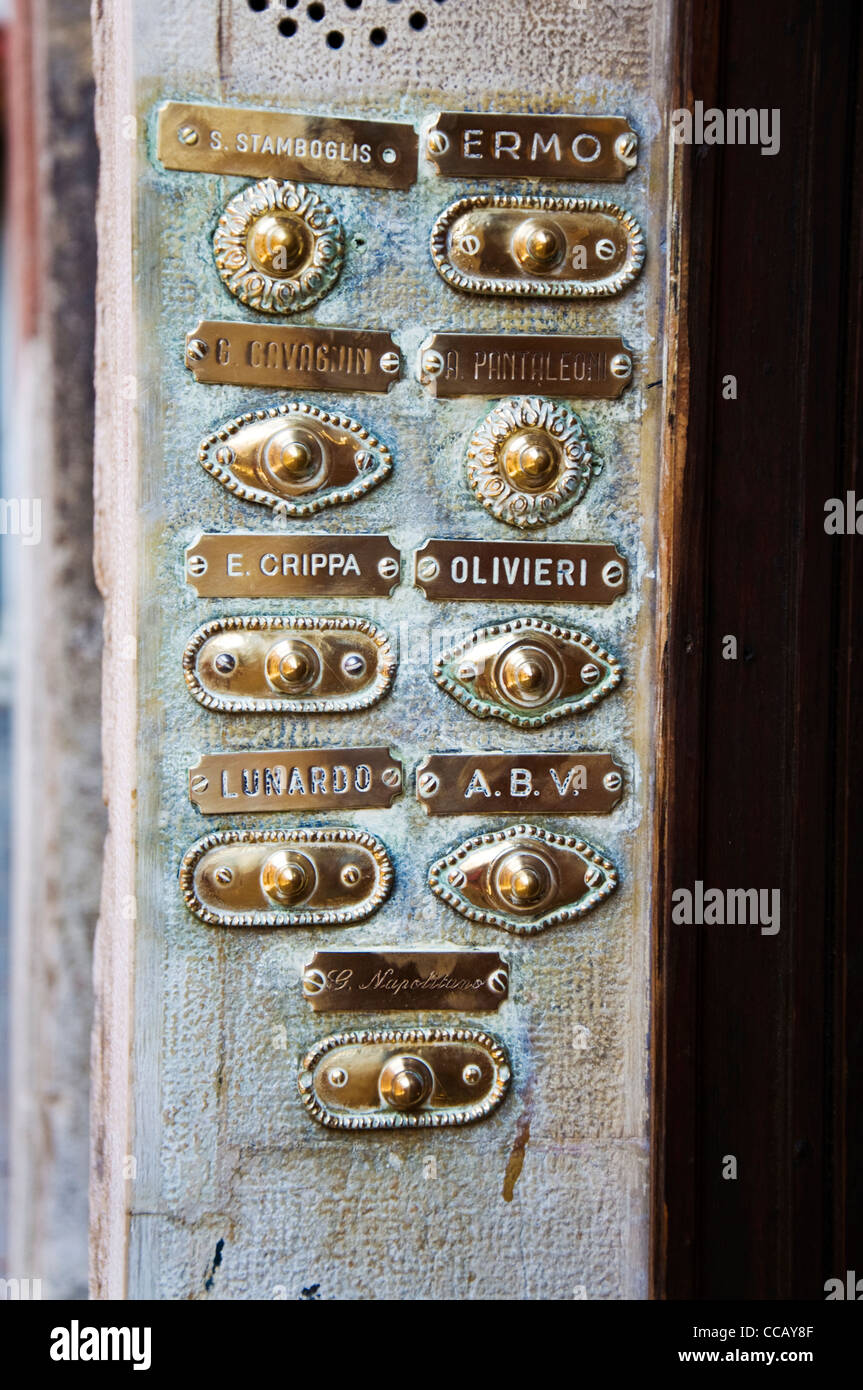 Campana ottone push e nomi dei residenti appartamento Foto Stock