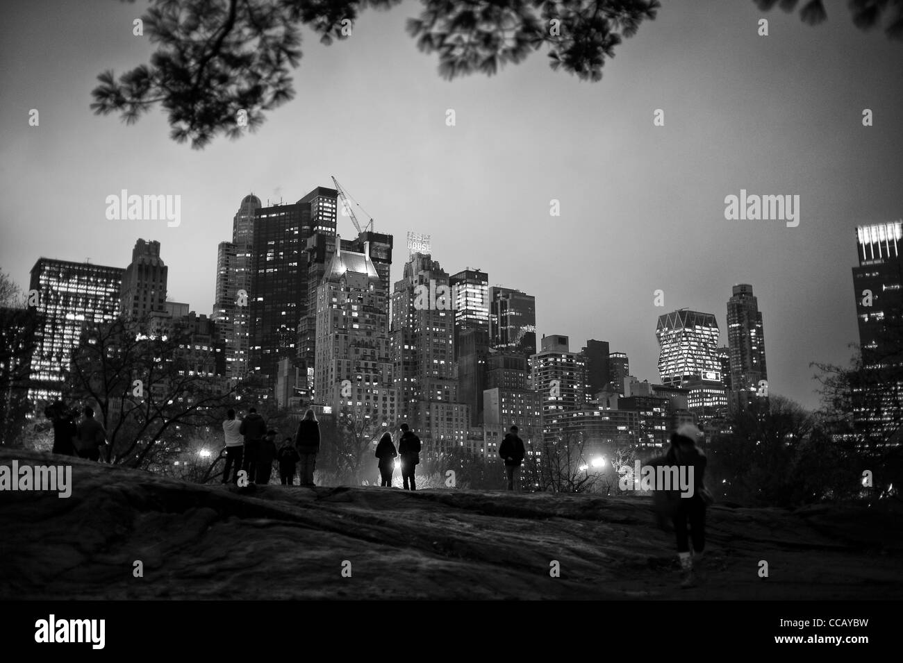 21 dicembre 2011: Le foto scattate dell'Essex House Hotel e altri edifici su 59th street da all'interno del Central Park di New Y Foto Stock