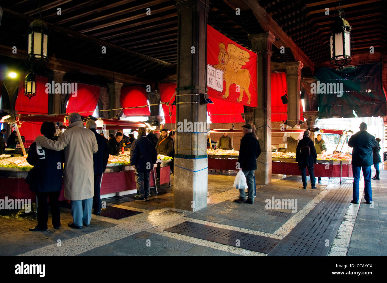 Il mercato del pesce a Venezia Italia Foto Stock