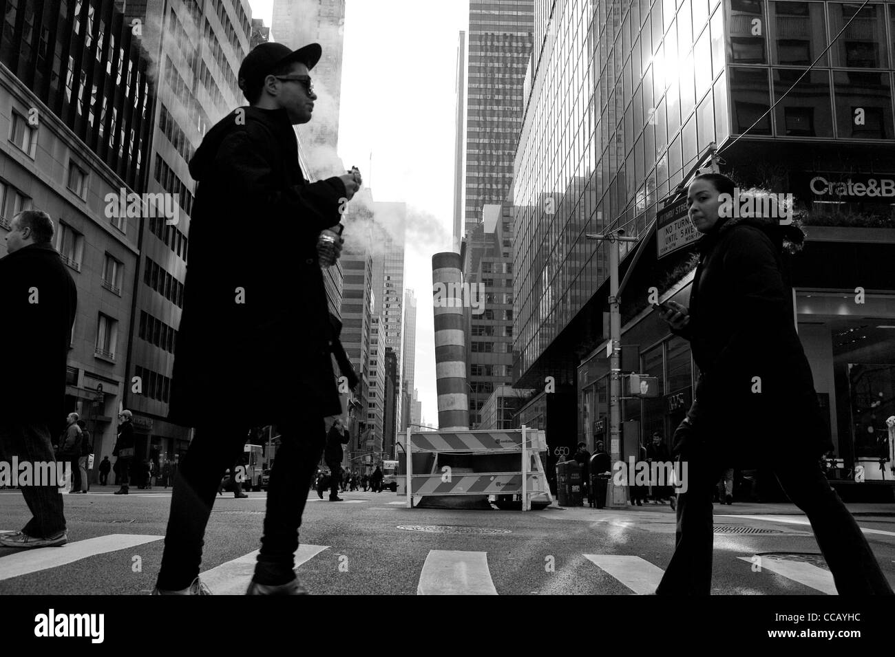 7 gennaio 2012: Le foto scattate di persone di andare a lavorare su Madison Avenue a New York City, Stati Uniti d'America. Foto Stock