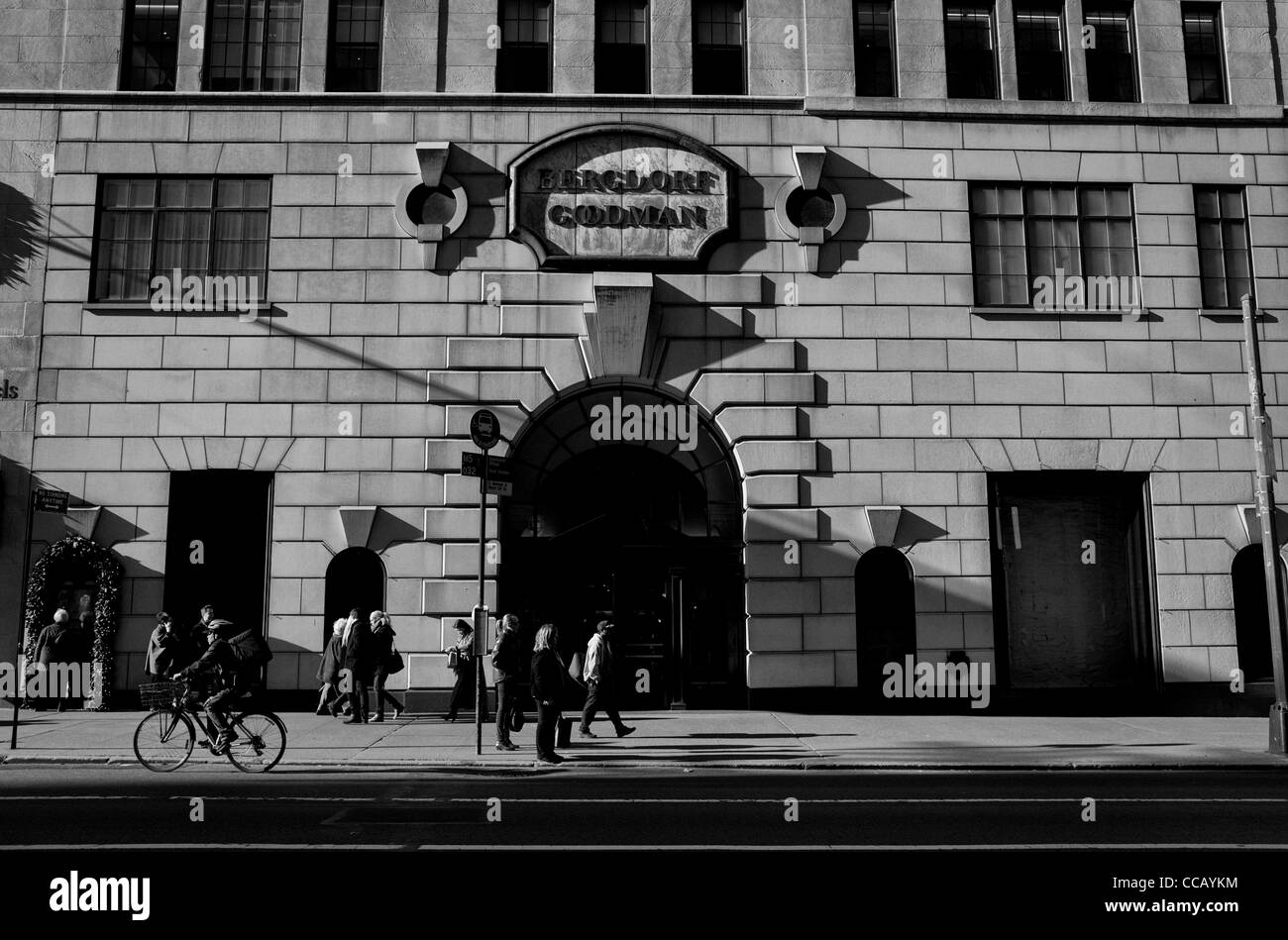 7 gennaio 2012: acquirenti e turisti vedere a piedi al di fuori dell'iconico Bergdorf Goodman del negozio sulla Quinta Avenue in New York City, Foto Stock