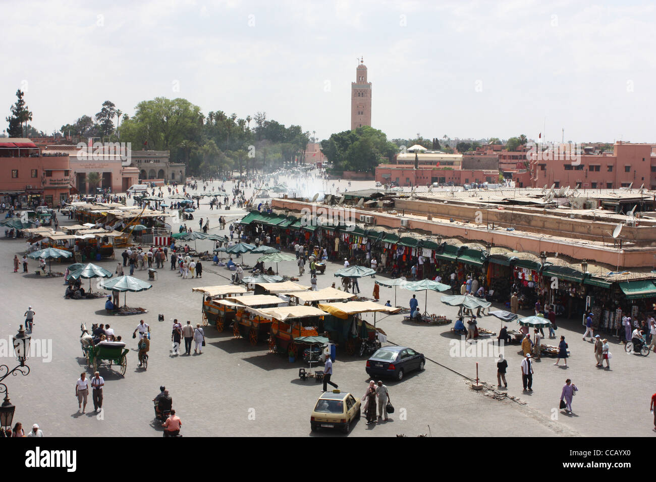 Djemaa el Fna e la piazza del mercato di Marrakech con la Koutoubia in background Foto Stock