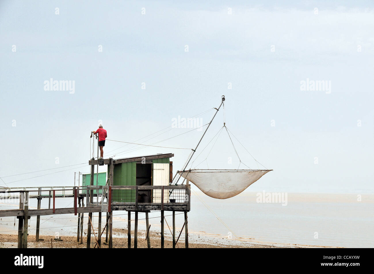 La pesca con un carrelet sull'estuario della Gironda Medoc Aquitaine Francia Foto Stock