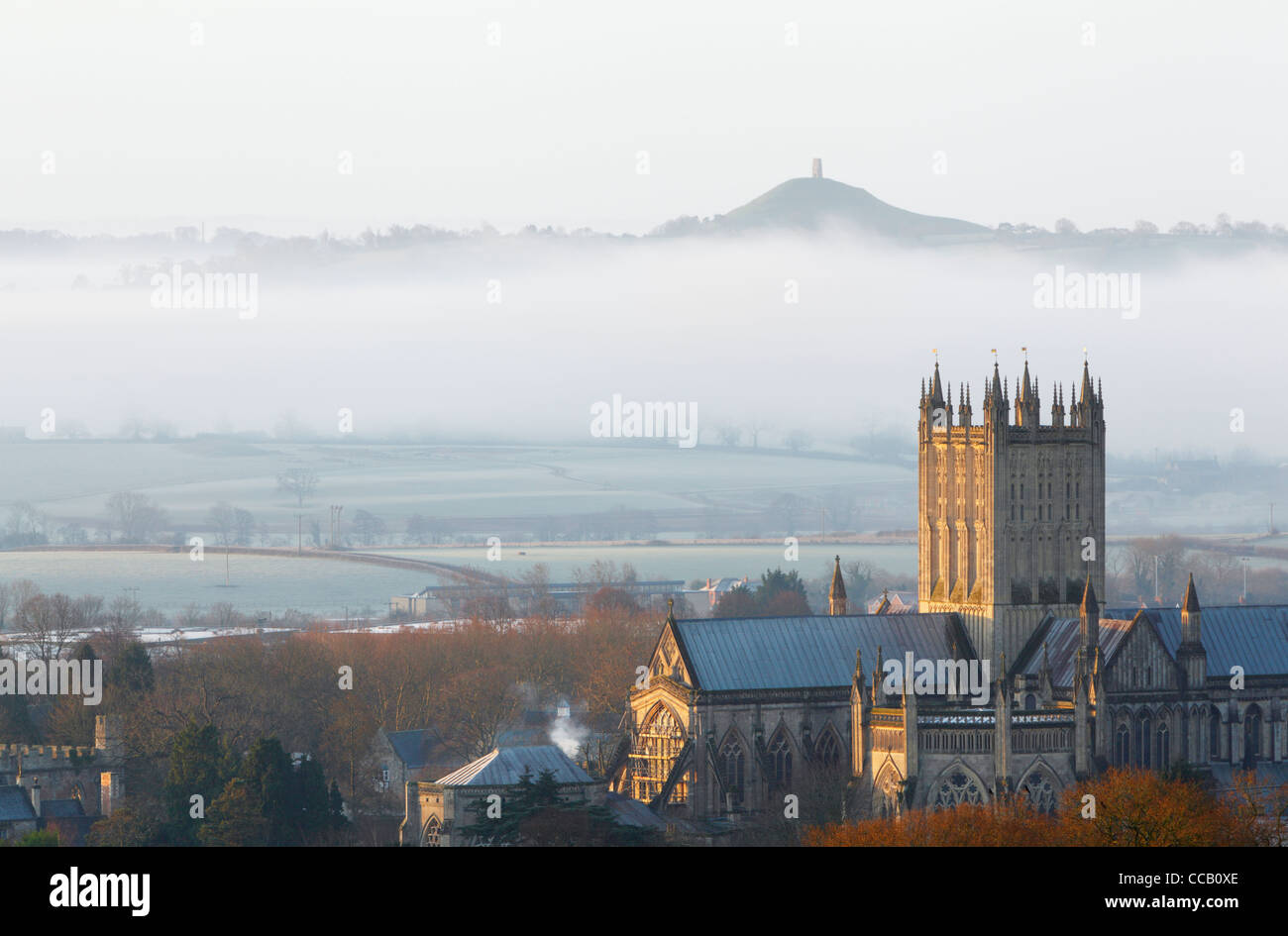 Cattedrale di Wells con Glastonbury Tor in distanza. L'inverno. Somerset. In Inghilterra. Regno Unito. Foto Stock