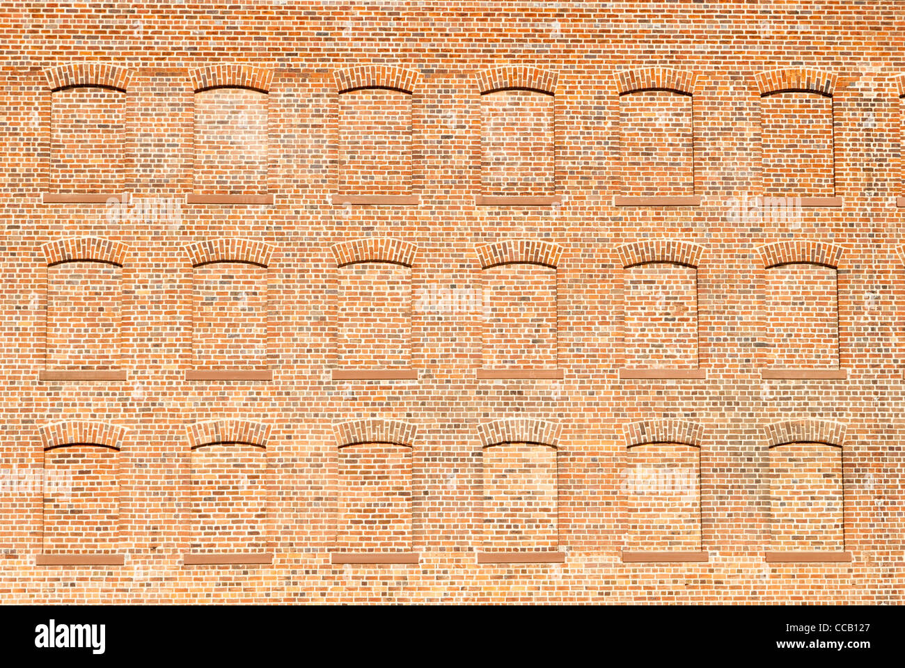 Decorativo rosso tradizionale muro di mattoni con murate windows Foto Stock