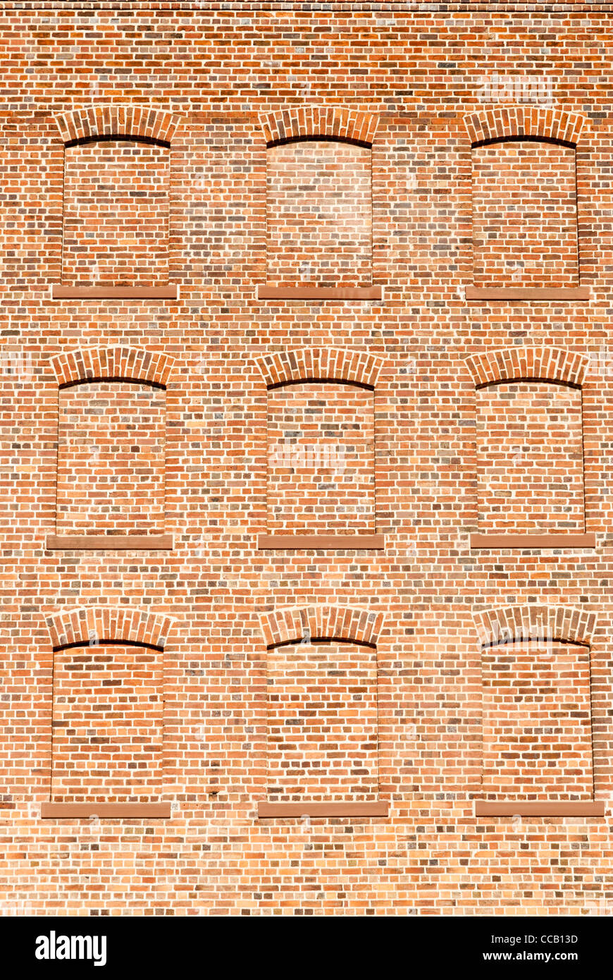 Decorativo rosso tradizionale muro di mattoni con murate windows Foto Stock