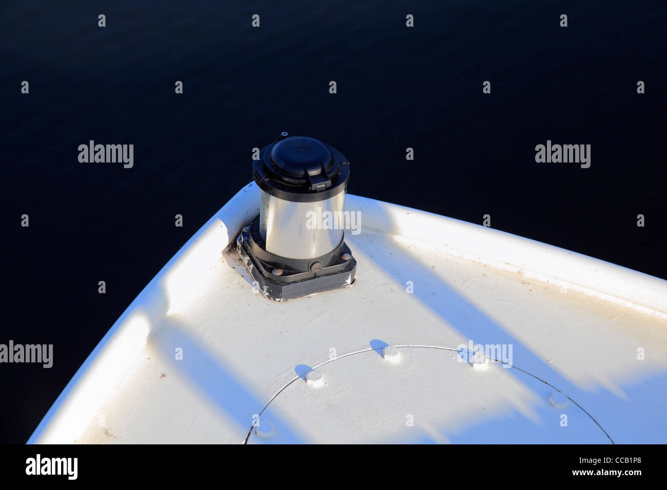 Luce di navigazione a prua di una piccola barca Foto Stock