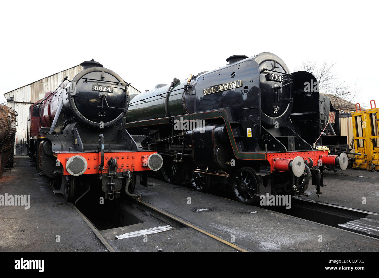 70013 Oliver Cromwell sorge accanto al 8624 8f locomotiva merci su capannone presso la grande stazione centrale ferroviaria loughborough England Regno Unito Foto Stock