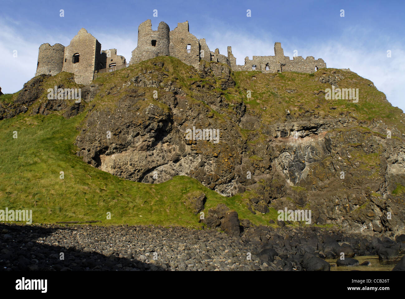 Dunluce Castle, Strada Costiera, County Antrim, Ulster, Irlanda del Nord, Regno Unito, Europa. Foto Stock
