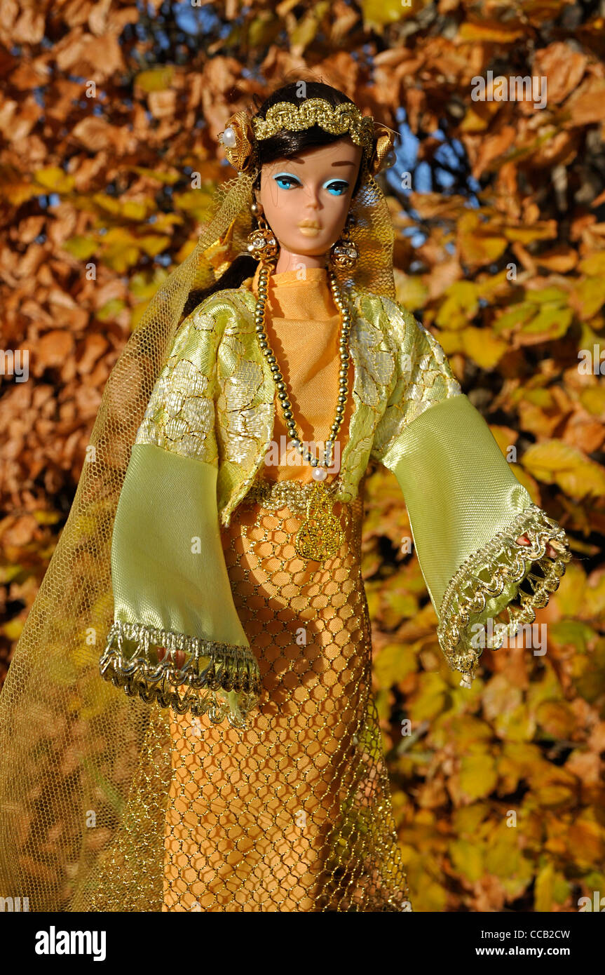 L'annata 1963 brunette swirl coda di cavallo bambola Barbie nel 2002 per scoprire il mondo con Barbie in Siria costume. Siro costumi folk. Foto Stock