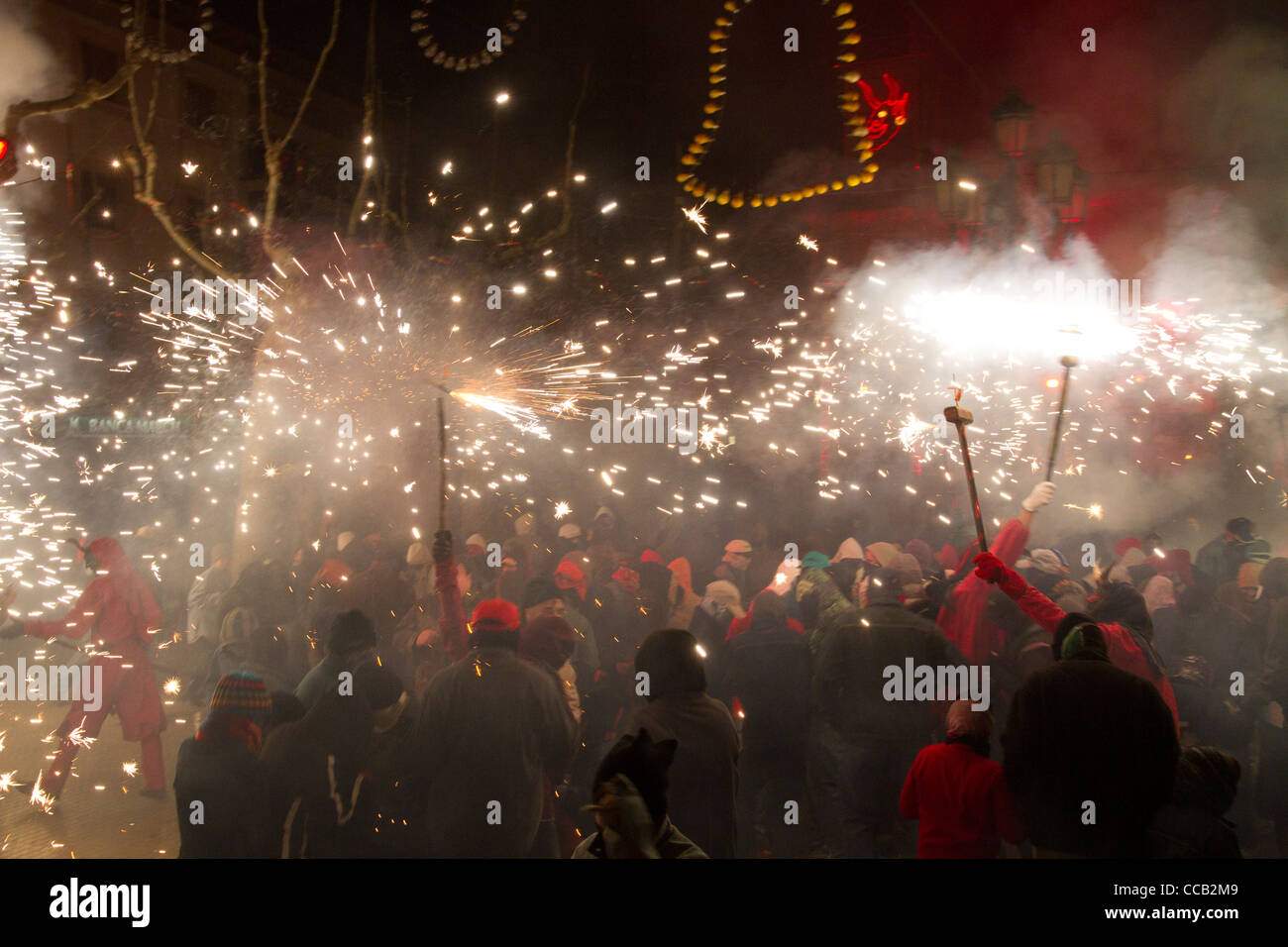 Diavoli Correfoc fuochi d'artificio celebrazione durante la Fiesta Sant Antoni Sa Pobla Maiorca Maiorca Baleari Spagna Foto Stock