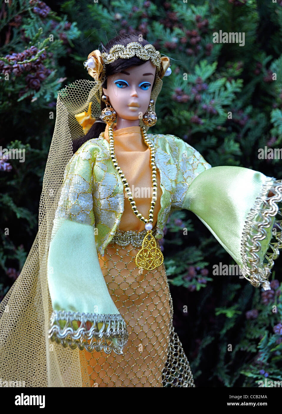 L'annata 1963 brunette swirl coda di cavallo bambola Barbie Siria, costume nazionale siriano, costume tradizionale del Medio Oriente. abbigliamento Foto Stock