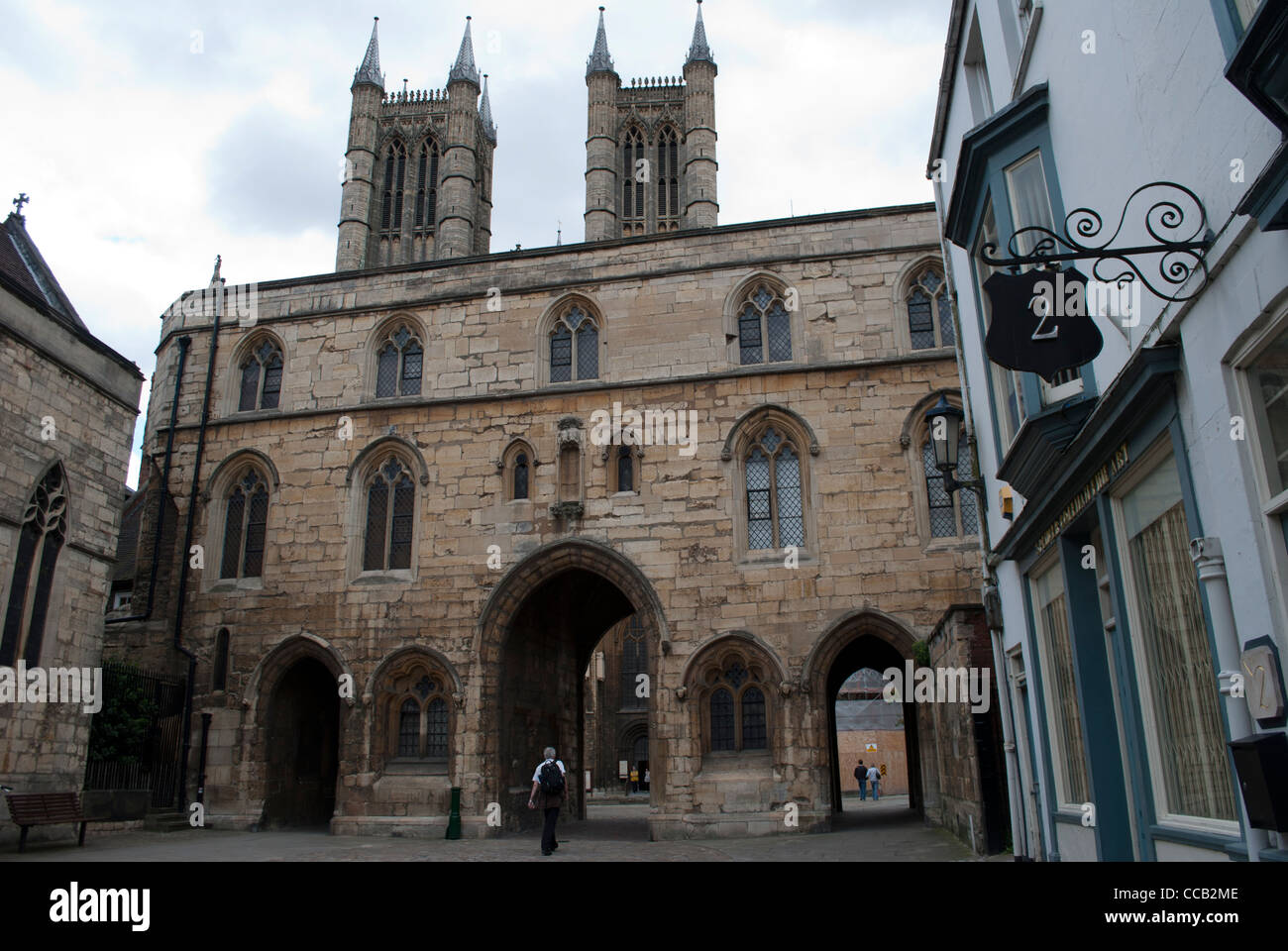 Il gate del Tesoro di fronte alle torri di facciata ovest della Cattedrale di Lincoln Foto Stock