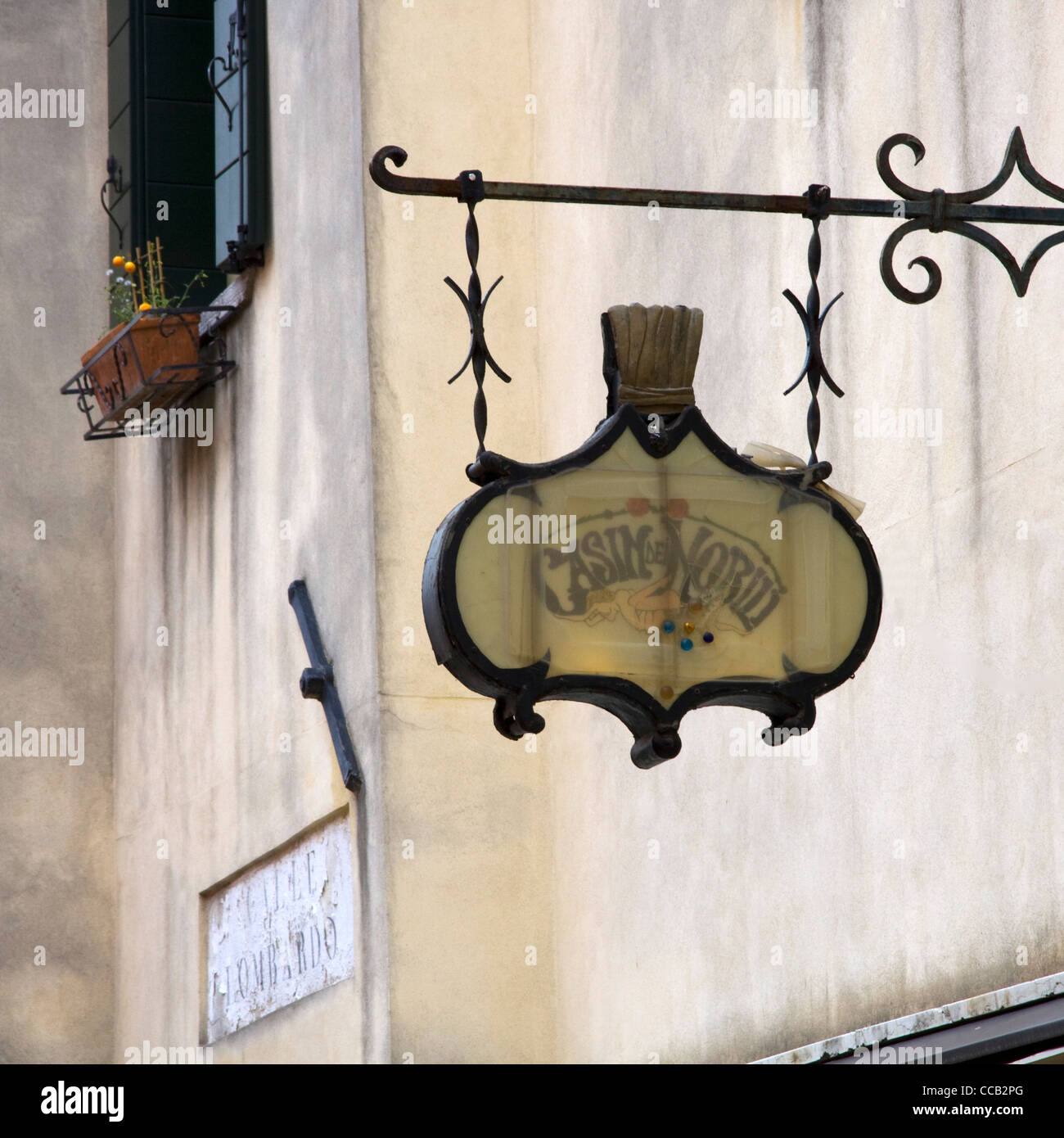 Hanging restaurant sign nella città di Venezia Foto Stock
