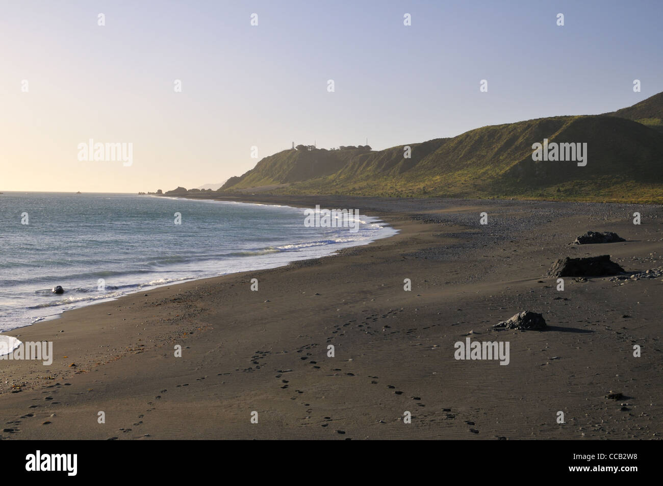 Caldo pomeriggio luci su le deserte spiagge del sud della regione di Wellington, Nuova Zelanda. Foto Stock