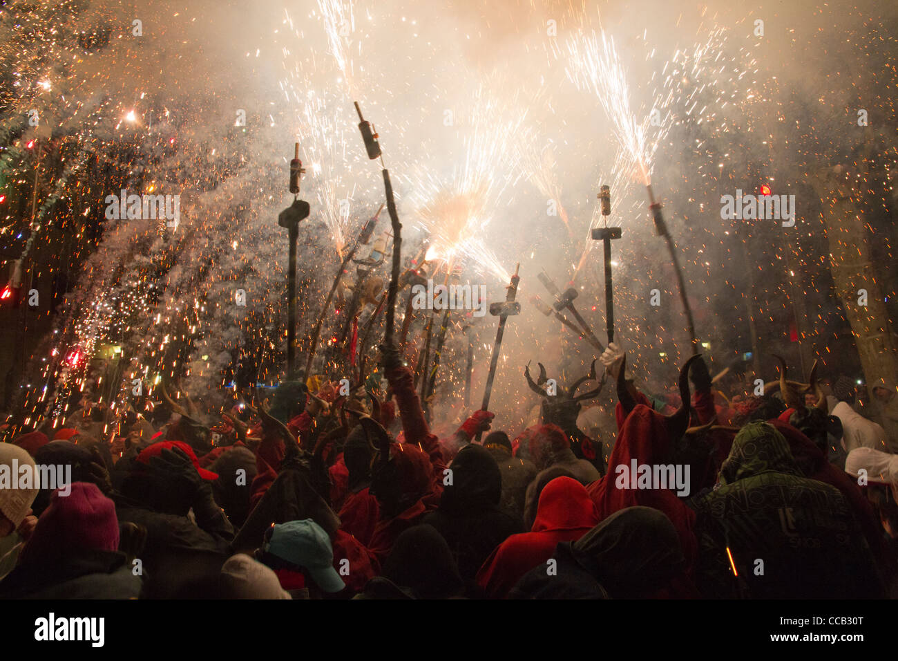 Diavoli Correfoc fuochi d'artificio celebrazione durante la Fiesta Sant Antoni Sa Pobla Maiorca Maiorca Baleari Spagna Foto Stock