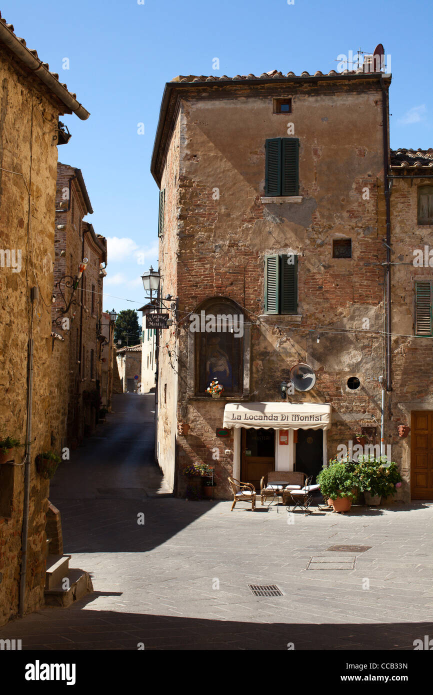 La piazza centrale della città medievale di Montisi, Italia. Foto Stock