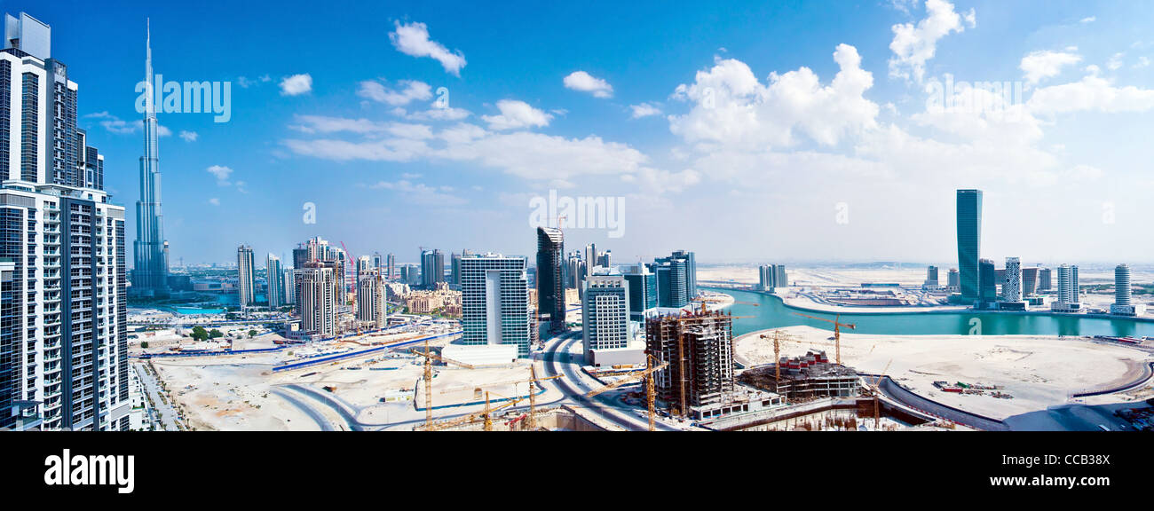 Immagine panoramica della città di Dubai, moderno cityscape, downtown con cielo blu, il nuovo lusso high-tech città al Medio Oriente Foto Stock