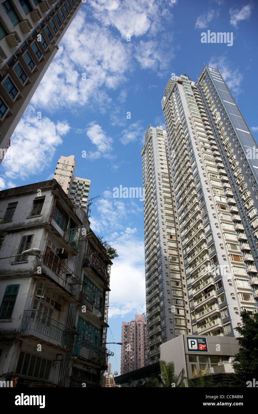 Vecchia a 4 piani di costruzione di alloggiamento in appartamento tra i grattacieli di Hong kong RAS di Hong kong cina asia Foto Stock