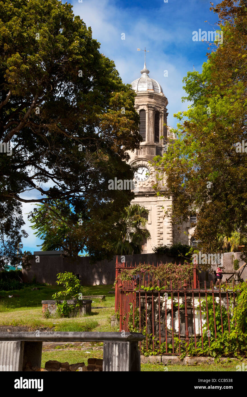 Saint Johns cattedrale sorge sopra l'antico cimitero di St. Johns, Antigua, West Indies Foto Stock