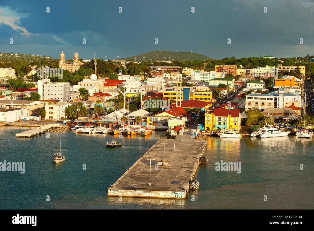 Nuvole temporalesche sopra la città di St. Johns sull'isola caraibica di Antigua, West Indies Foto Stock