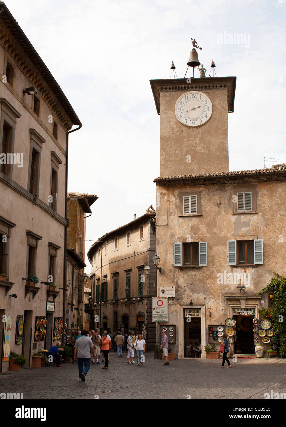 La piazza del Duomo con la Torre di Maurizio e la campana della suoneria. Orvieto, Italia. Foto Stock