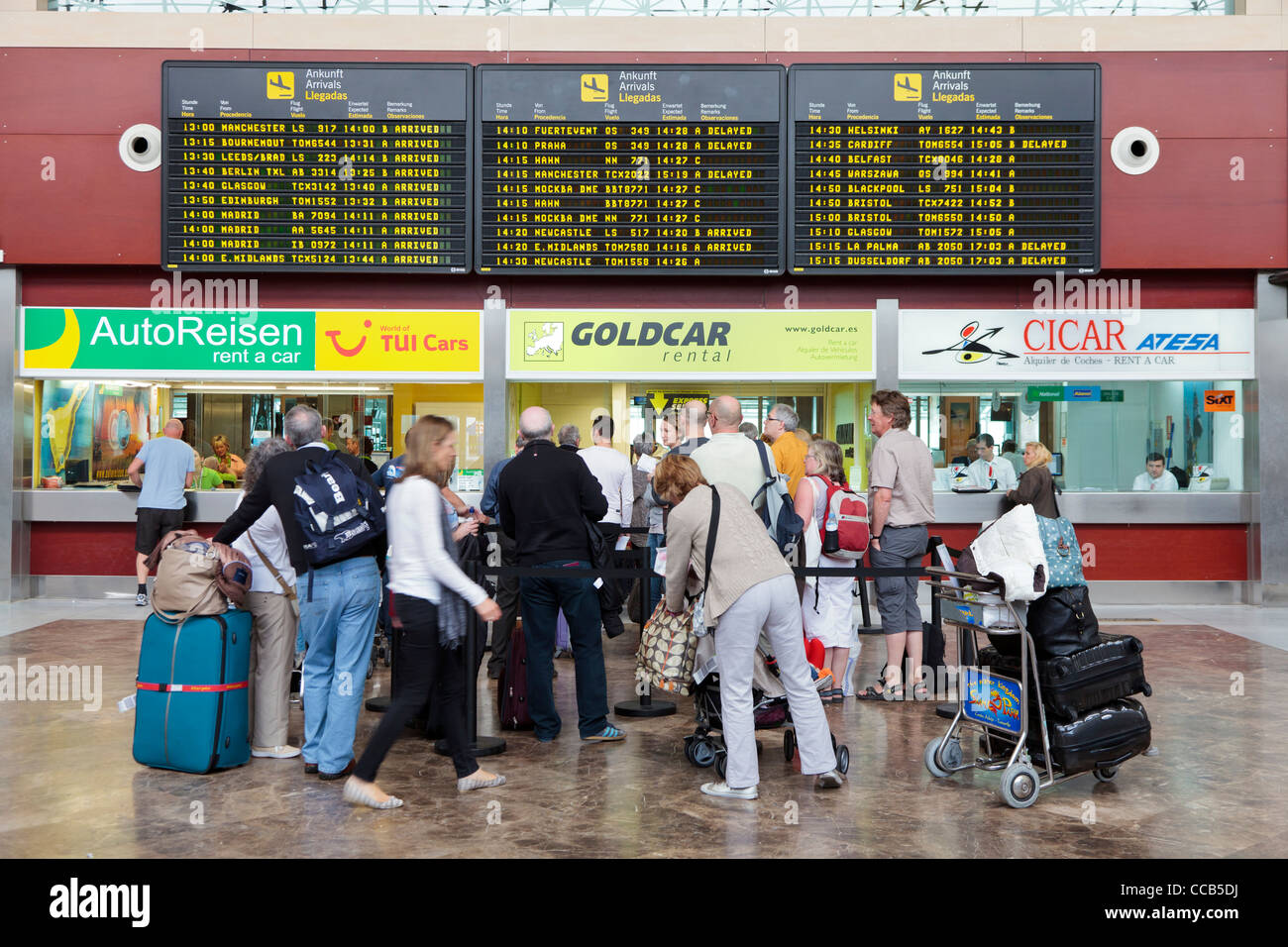 Autonoleggio uffici presso l'aeroporto di Tenerife Sud con code di persone, Isole Canarie, Spagna Foto Stock