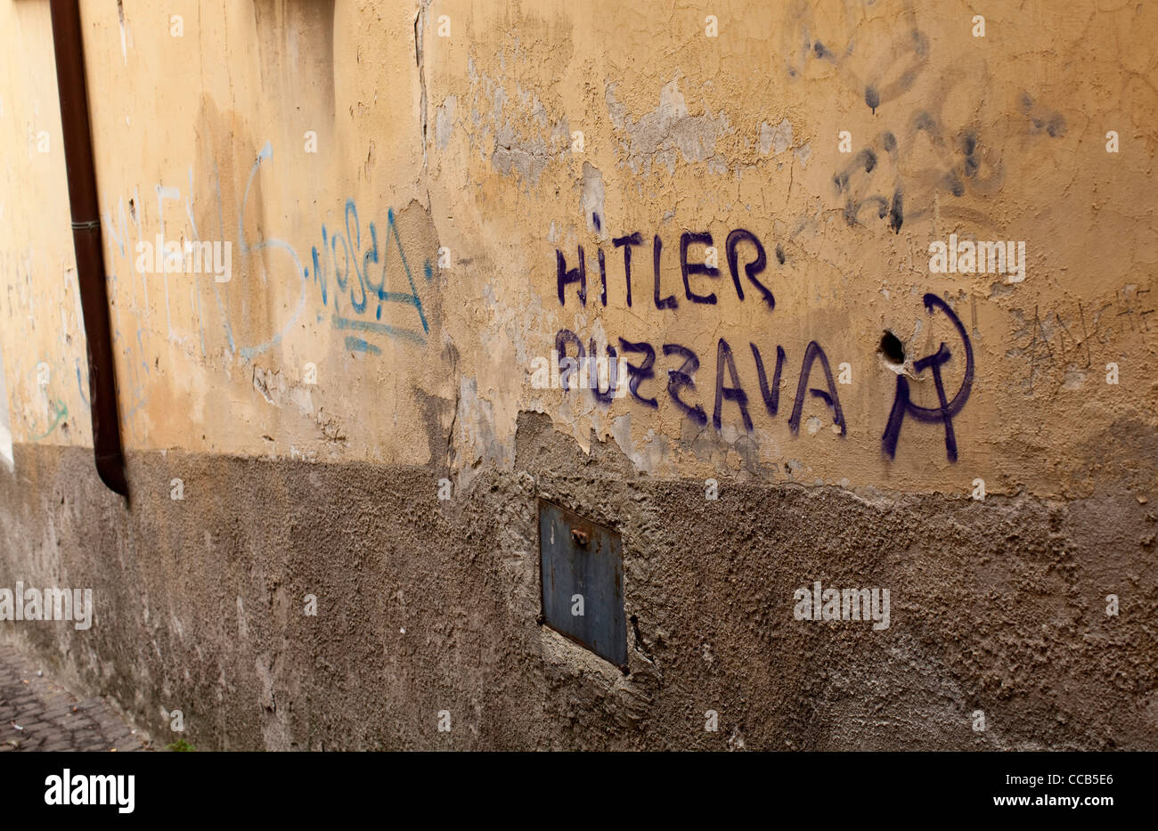 La scrittura Graffiti di Hitler e puzzava di sui muri delle case. Orvieto , Italia. Foto Stock