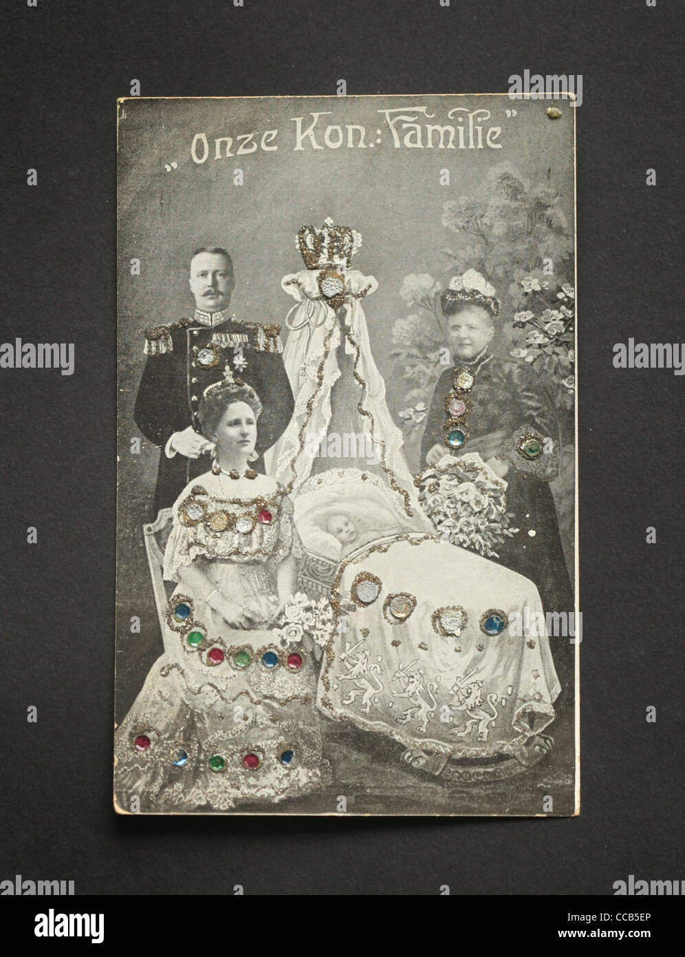 Cartolina Vintage con un ritratto della regina olandese Wilhelmina, Prince Hendrik, Queen Emma e Princess Juliana nel 1909 Foto Stock