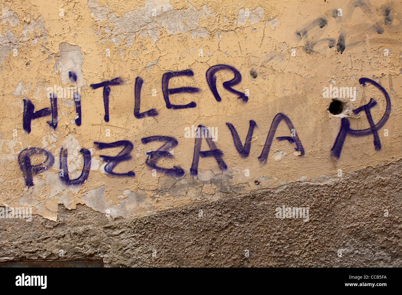 La scrittura Graffiti di Hitler e puzzava di sui muri delle case. Orvieto , Italia. Foto Stock
