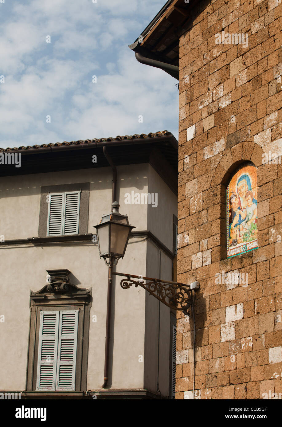 Un riempito nella finestra decorata con una immagine di Maria e di Gesù. Orvieto, Italia. Foto Stock