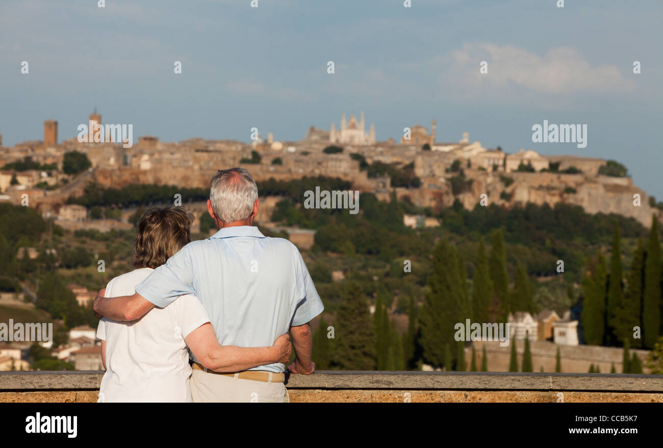 Una coppia di anziani godetevi il panorama di Orvieto. Umbria, Italia. Foto Stock