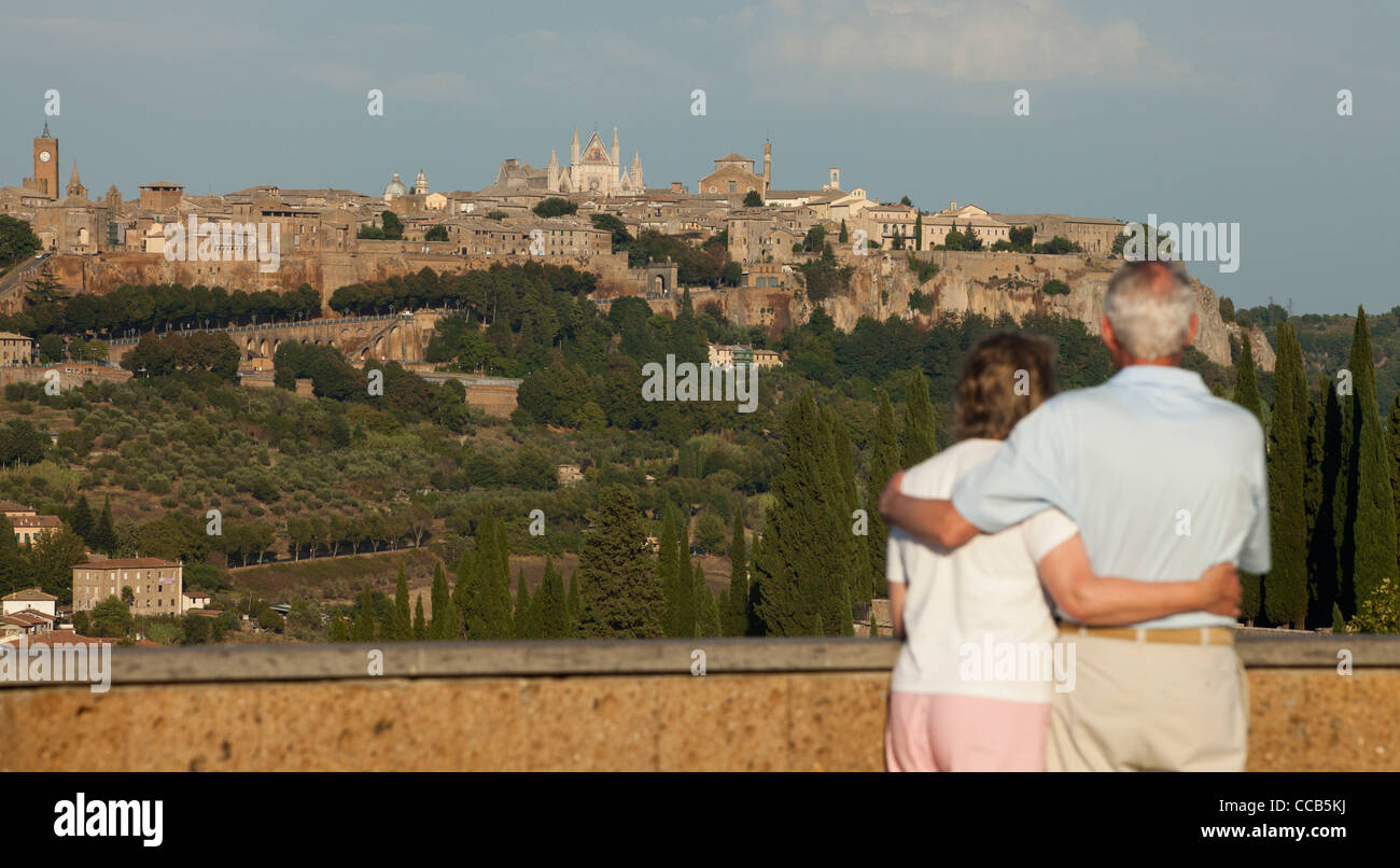 Una coppia di anziani godetevi il panorama di Orvieto. Umbria, Italia. Foto Stock