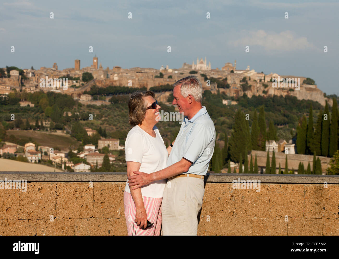 Una coppia di anziani godetevi il panorama di Orvieto. Umbria, Italia. Foto Stock