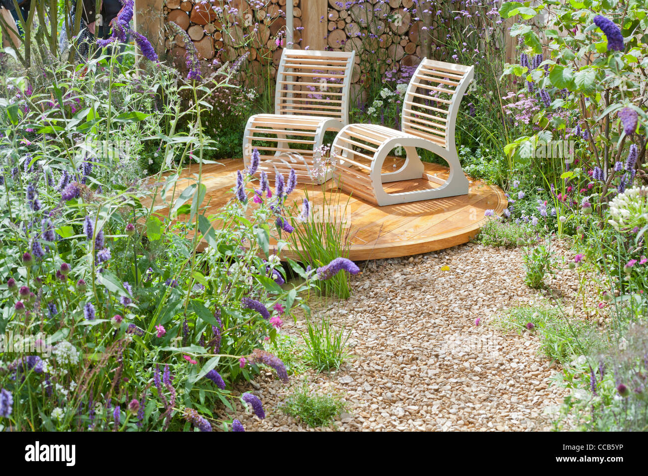 Sedie contemporaneo circolare su di appontaggio. Foto Stock