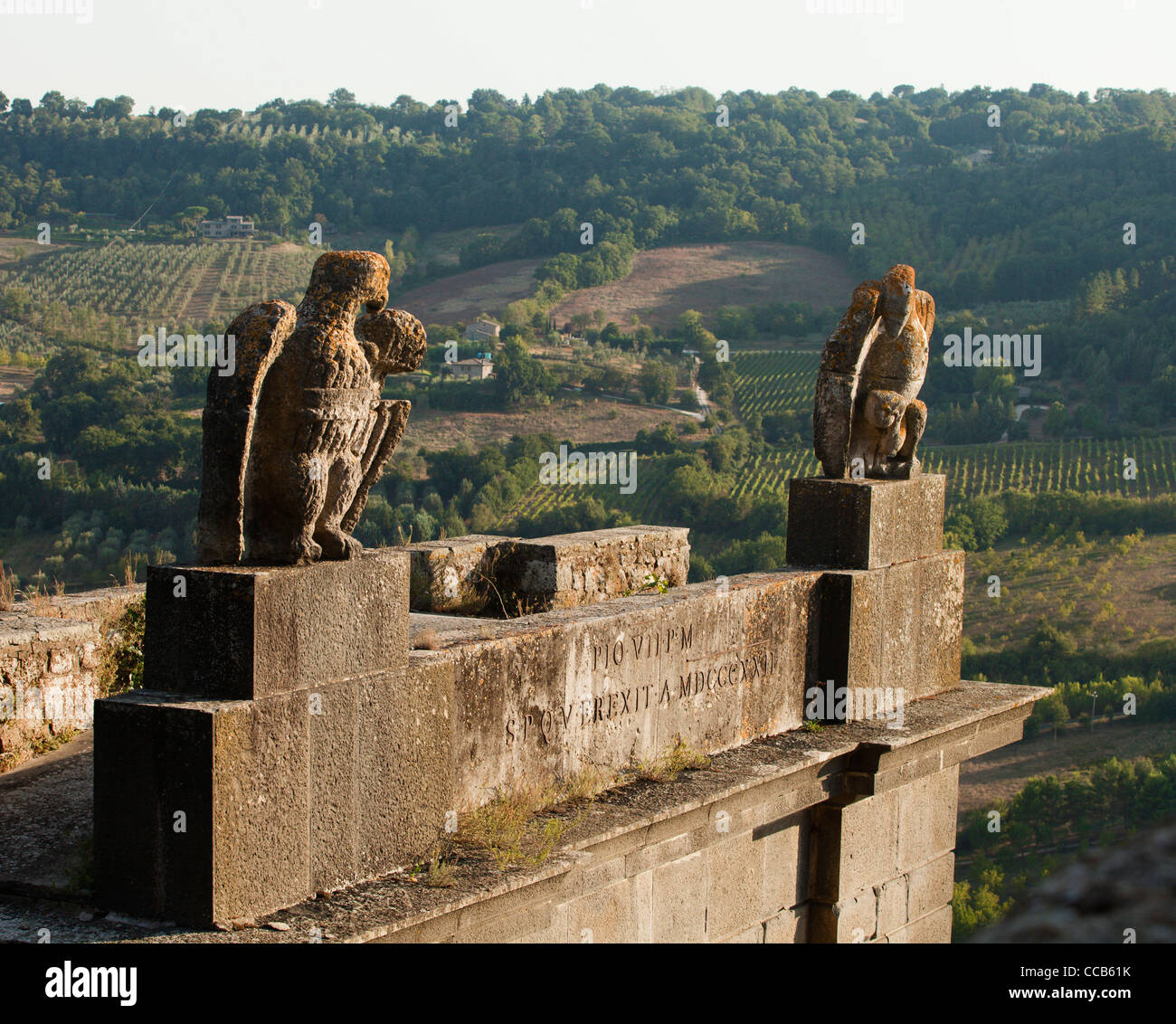 L'Aquila e swan adornano la sommità del romano entrata a Orvieto, Italia. Foto Stock