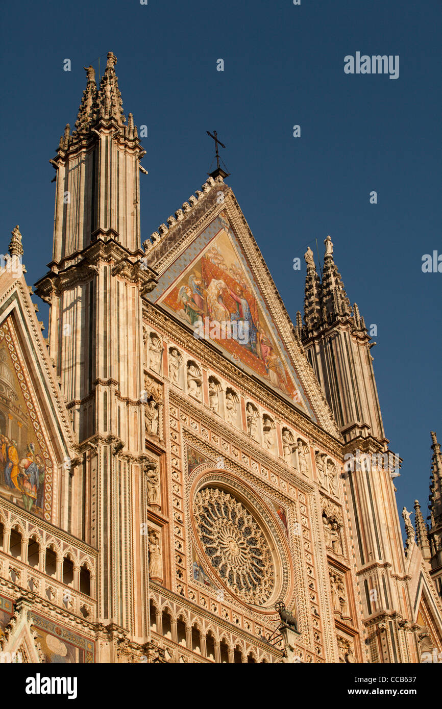 Il allestita la facciata della cattedrale di Orvieto, Italia. Foto Stock