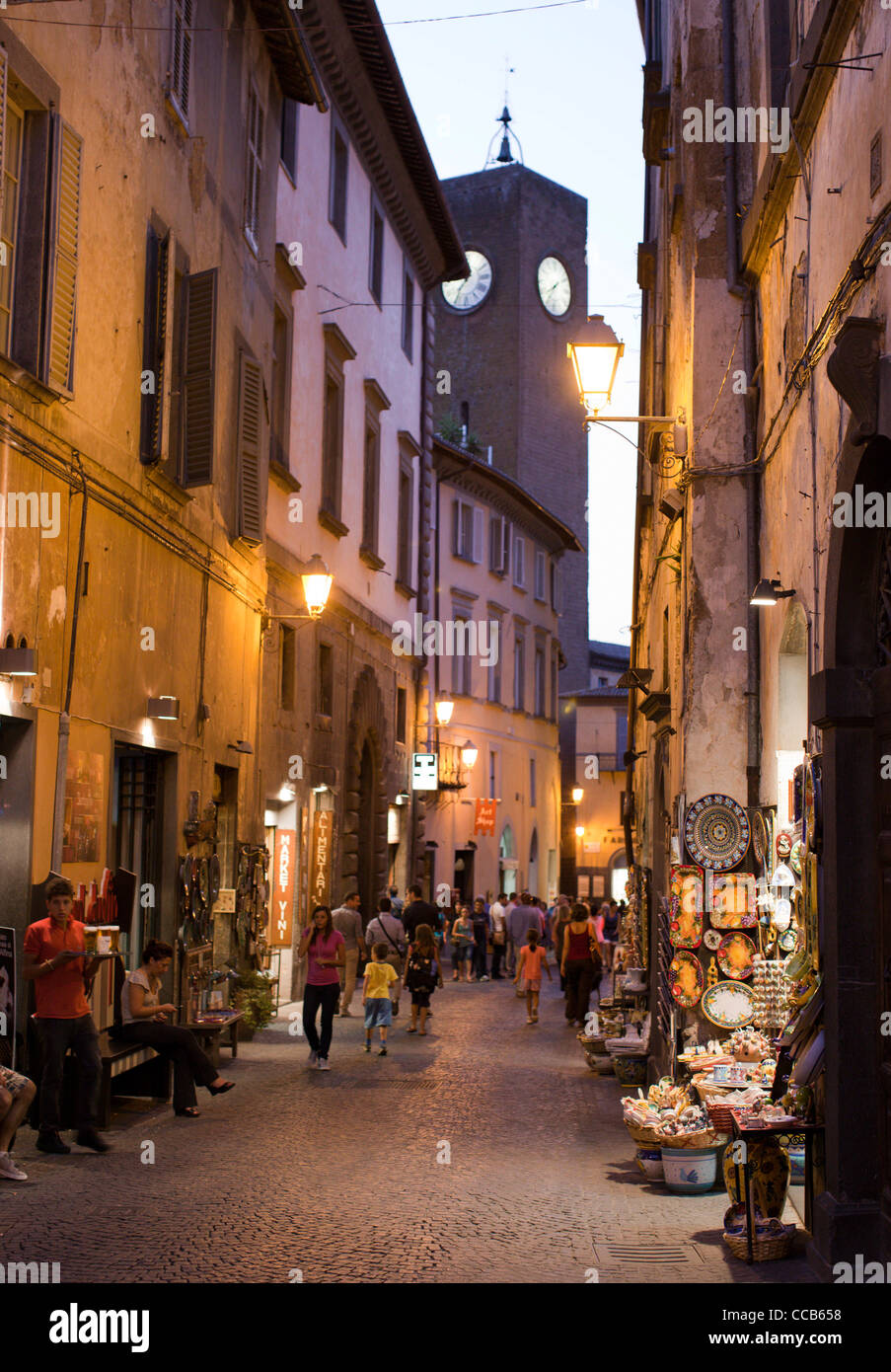 Per le strade di Orvieto in serata. L'Italia. Foto Stock