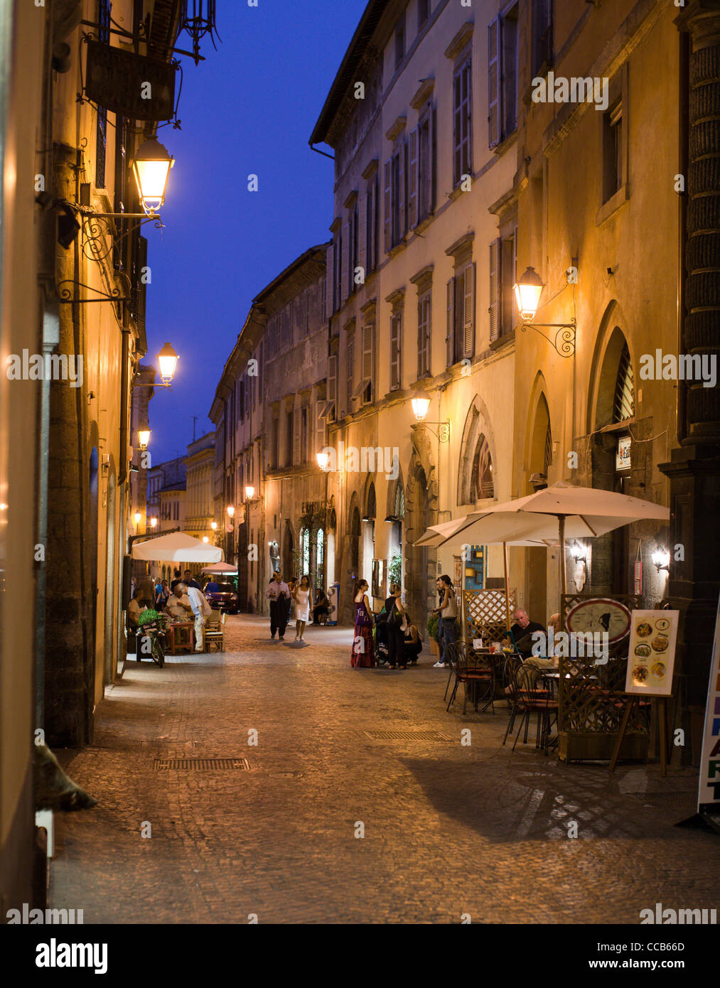 Per le strade di Orvieto in serata. L'Italia. Foto Stock